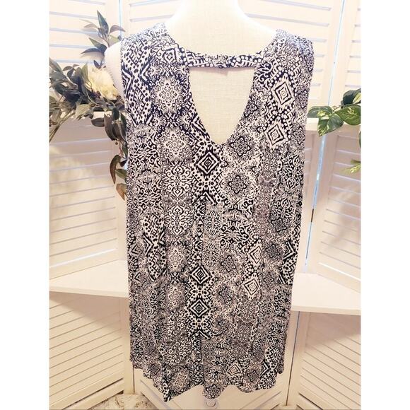 TORRID NAVY WHITE KEY HOLE AZTEC TANK SIZE 2 - Picture 1 of 6